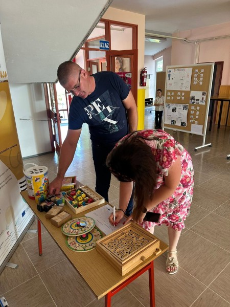 promocija-stem-podrucja-na-javnim-mjestima-dan-skole-u-soljanima01