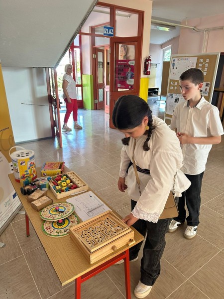 promocija-stem-podrucja-na-javnim-mjestima-dan-skole-u-soljanima05