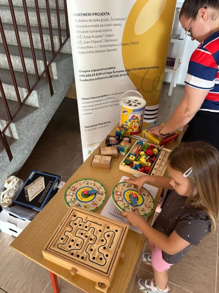promocija-stem-podrucja-na-javnim-mjestima-dan-skole-u-soljanima06